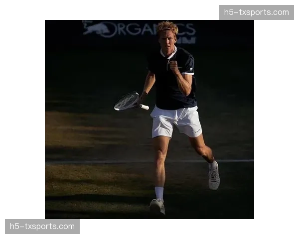 安托万·杜普昂在赛后混合采访区长时间安慰失落的年轻队友