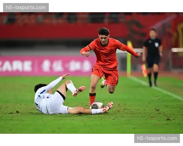 特写：老将哲科替补登场，凭借经验成功造越位，瓦解对方一次潜在单刀反击