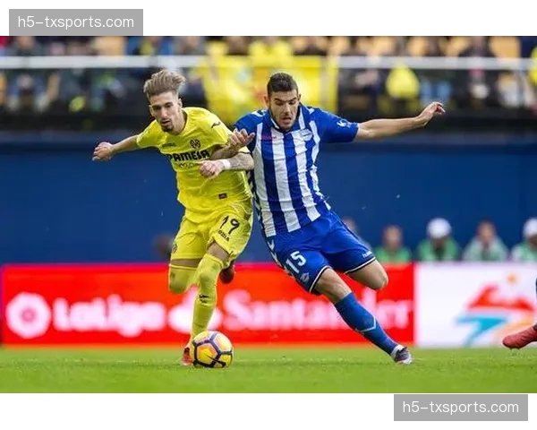 “比赛画面：莱切前锋前场抢断门将后破门，诠释高压战术教科书式进球”