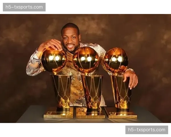 中场致敬:热火队为韦德举办雕像揭幕一周年纪念活动 中场致敬:热火队为韦德举办雕像揭幕一周年纪念活动